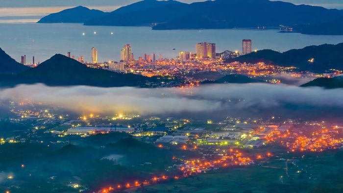 Ảnh đẹp Khánh Hòa nổi bật với ánh đèn phản chiếu lung linh trên mặt nước.
