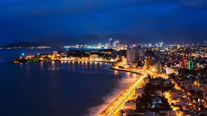 Ảnh đẹp Khánh Hòa thơ mộng với con đường ven biển lấp lánh ánh đèn về đêm.