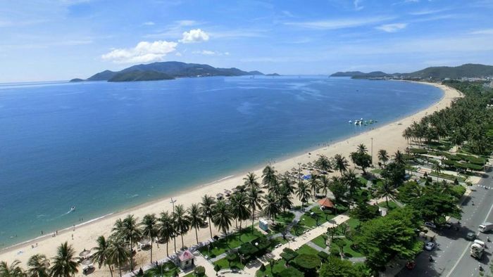 Ảnh đẹp Khánh Hòa nổi bật với tiếng sóng vỗ nhẹ nhàng.