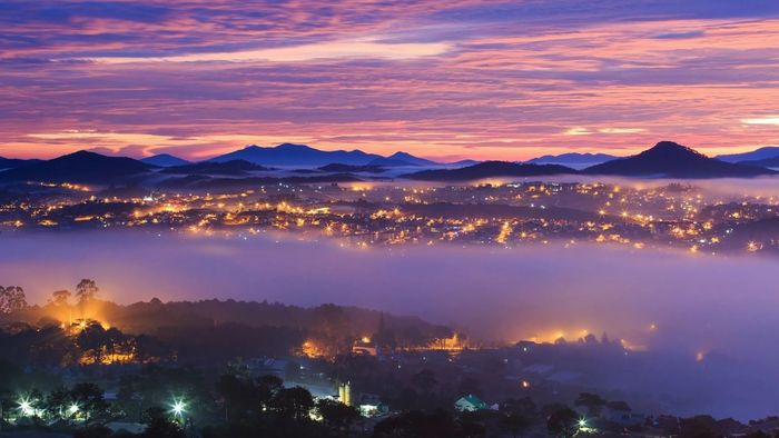 Khung cảnh đẹp về Lâm Đồng với làn sương đêm huyền ảo, mờ ảo