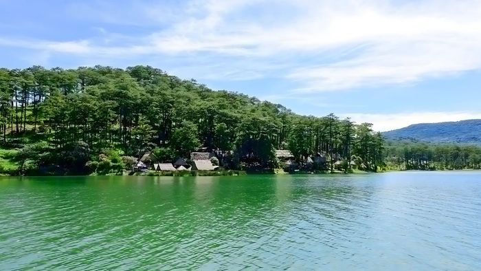 Hình ảnh tuyệt đẹp về hồ nước trong vắt, phẳng lặng tại Lâm Đồng