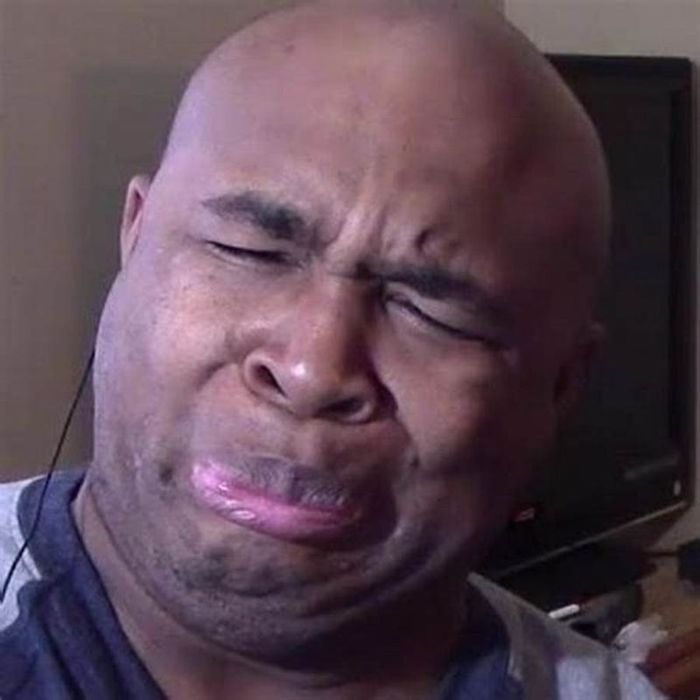 Ảnh meme khóc tức tưởi, đầy cảm xúc và mạnh mẽ.