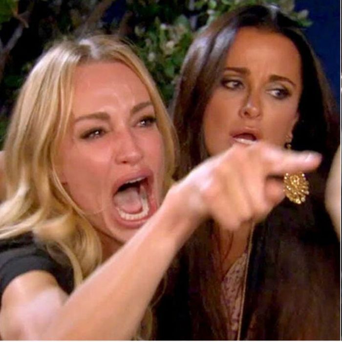 Ảnh meme khóc hụt hẫng, cảm giác như mọi thứ đều sụp đổ.
