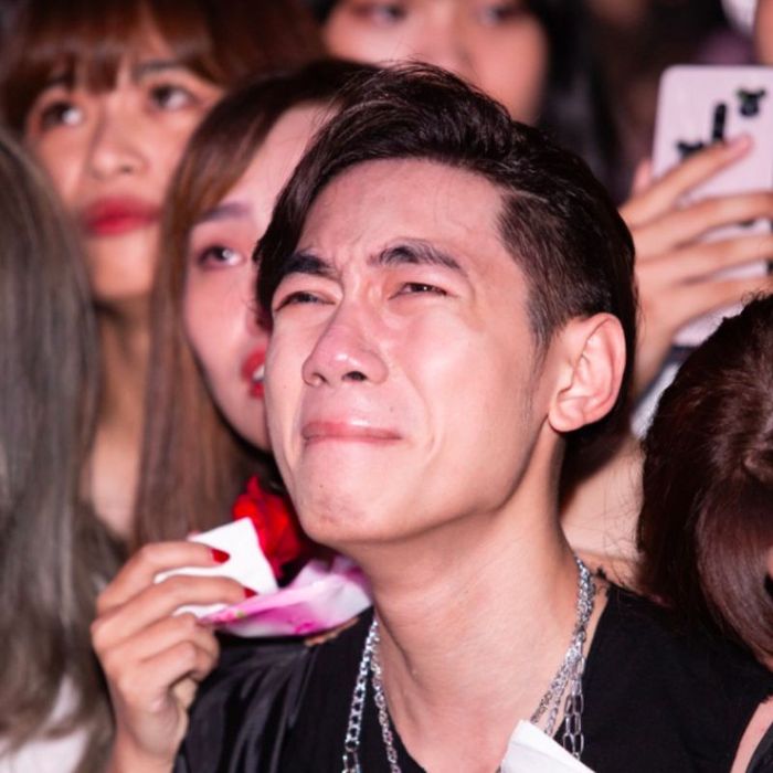 Ảnh meme khóc tội nghiệp, khiến người xem không khỏi cảm thấy thương xót.