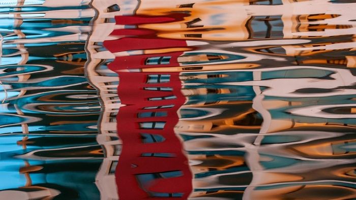 Tranh trừu tượng với phong cách táo bạo.