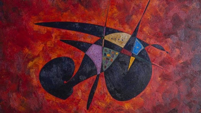 Tranh trừu tượng cuốn hút người xem.