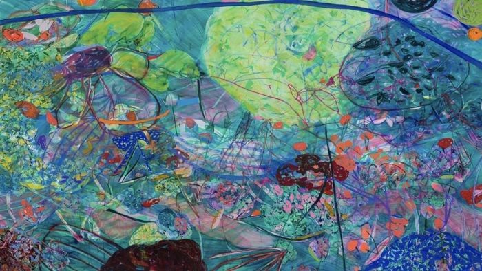 Tranh trừu tượng thu hút và lôi cuốn.