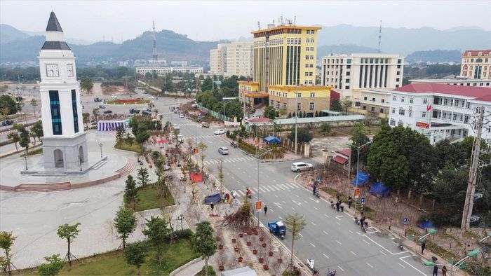 Ảnh đẹp Hòa Bình với cầu Hòa Bình in bóng xuống dòng sông Đà