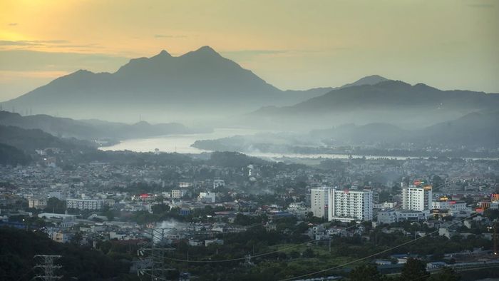 Ảnh đẹp Hòa Bình với phố phường nhộn nhịp trong ánh bình minh