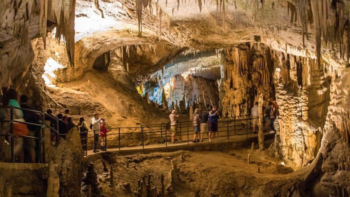 Ảnh đẹp Hòa Bình với những hầm động kỳ bí