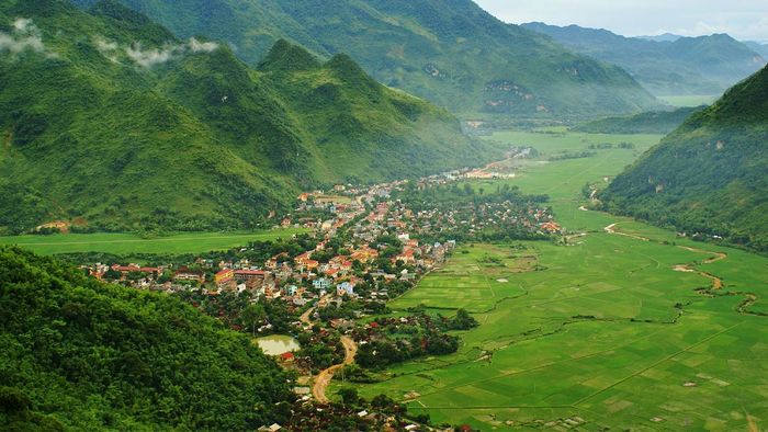 Những bức ảnh đẹp về Hòa Bình với thác nước tự nhiên giữa rừng xanh bạt ngàn