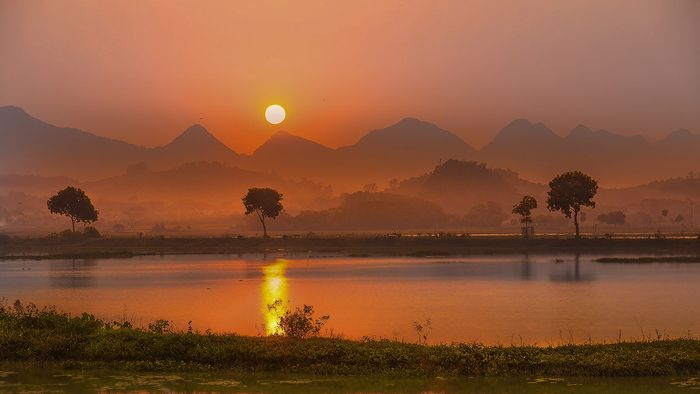 Ảnh đẹp Hòa Bình với dòng sông, suối trong vắt uốn lượn giữa núi rừng
