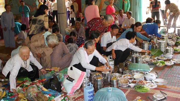 Lễ cúng ông bà (Lễ Đôn Ta) tại Trà Vinh