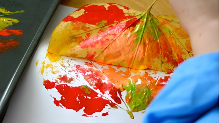 Vẽ tranh bằng lá cây đầy sắc màu sống động