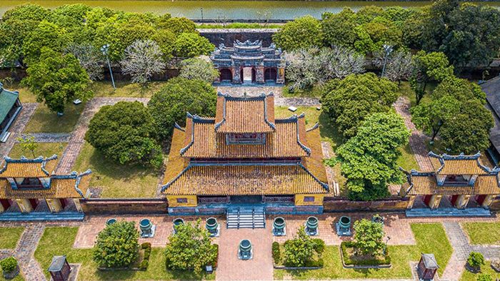 Di tích cố đô Huế là một danh lam thắng cảnh nổi tiếng của Việt Nam