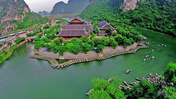Quần thể danh thắng Tràng An là một trong những danh lam thắng cảnh nổi bật của Việt Nam