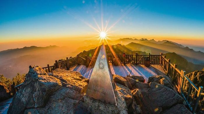 Đỉnh Fansipan - Sapa, Lào Cai là một trong những danh lam thắng cảnh nổi tiếng của Việt Nam