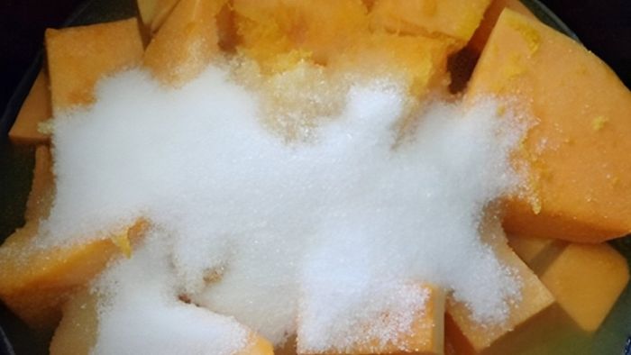 Cách làm mứt bí đỏ chuối dẻo tiếp theo là thực hiện bước 2.