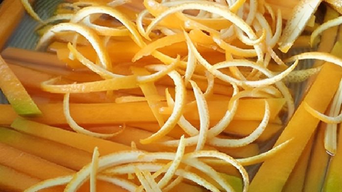 Hướng dẫn làm mứt bí đỏ khô tiếp theo là thực hiện bước 2.