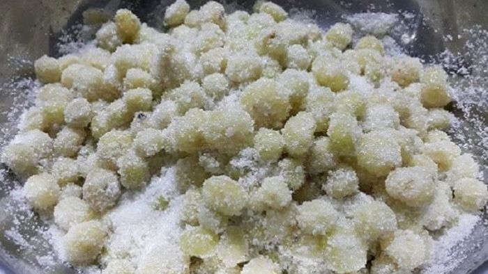 Hướng dẫn làm mứt chùm ruột ngào ớt cay – Bước 2