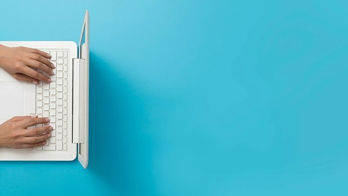 Hình nền PowerPoint tin học với thiết bị đơn giản nhưng tinh tế