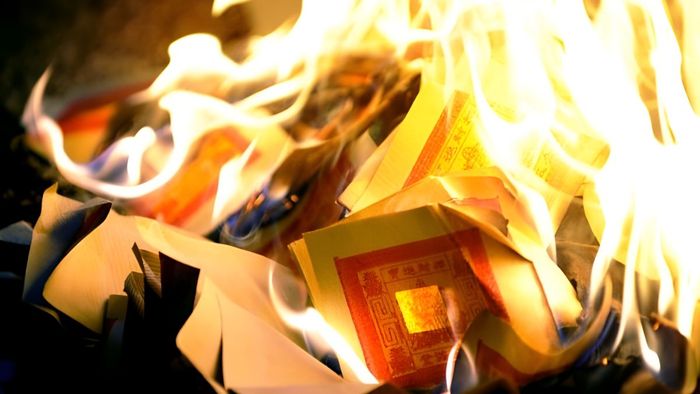 Tầm quan trọng của lễ hóa vàng trong ngày Tết