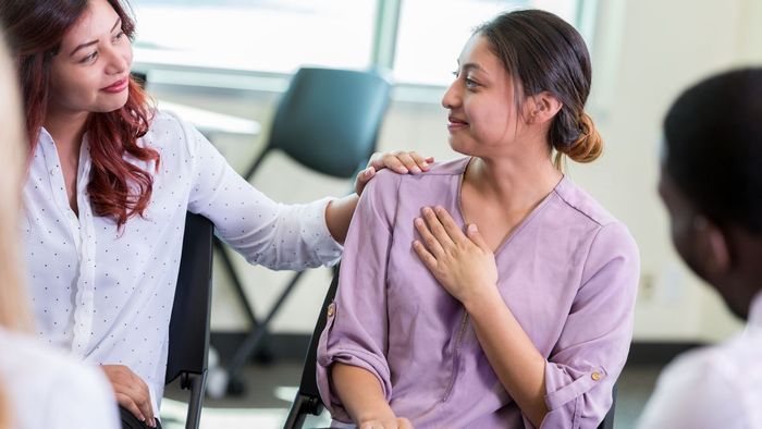 Khen ngợi và động viên đồng đội