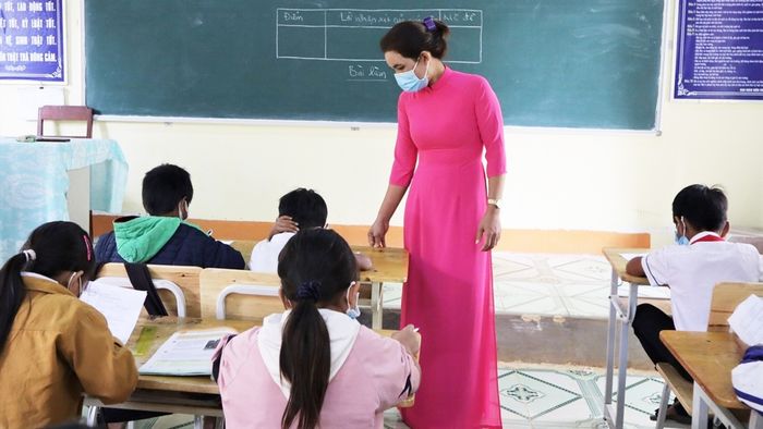 Thơ 5 chữ về thầy cô, lớp học ý nghĩa.