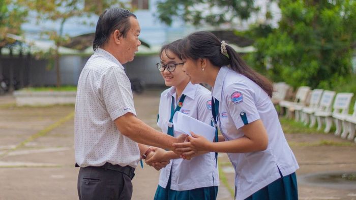 Thơ 5 chữ về thầy cô ý nghĩa, gửi trao tình cảm sâu sắc.