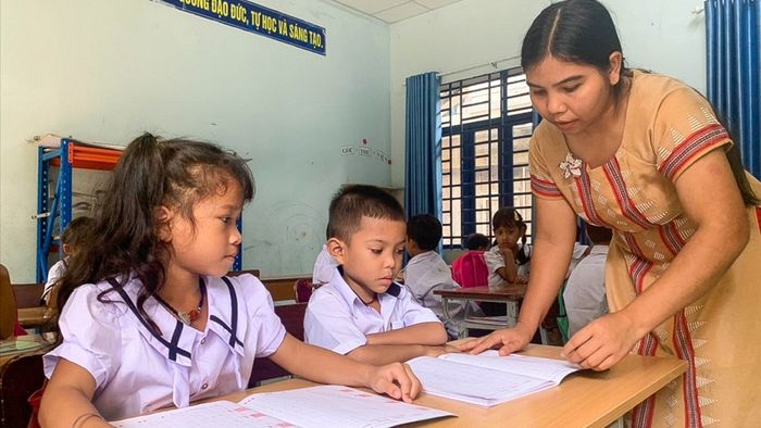 Thơ 5 chữ về thầy cô, tràn đầy ý nghĩa và cảm động.