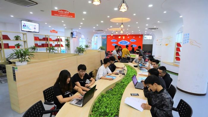 Cơ sở vật chất tại trường Đại học Kinh Doanh và Công Nghệ Hà Nội rất hiện đại và đầy đủ tiện nghi, đáp ứng nhu cầu học tập và sinh hoạt của sinh viên.