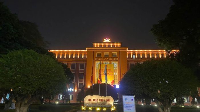 Hình ảnh của Đại học Thủy Lợi vào ban đêm