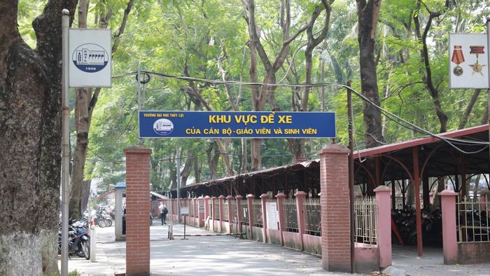 Khu vực đỗ xe trong trường