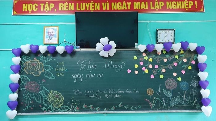 Trang trí bảng 8/3 với bóng bay màu tím, mang đến vẻ đẹp lãng mạn và tinh tế