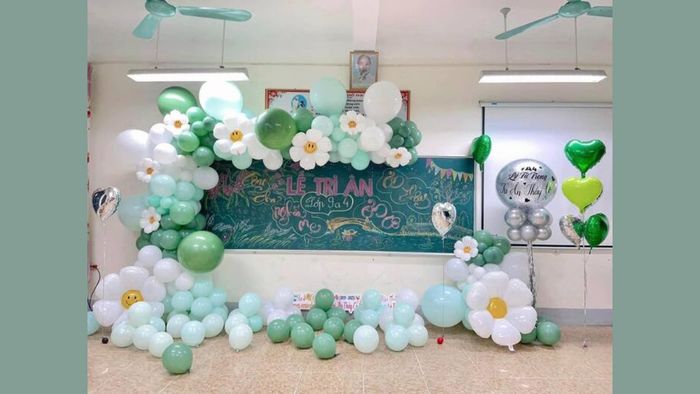 Trang trí bảng 8/3 bằng bóng bay một cách đơn giản nhưng tinh tế