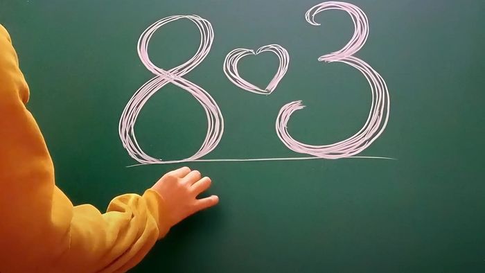 Hướng dẫn trang trí bảng 8/3 đơn giản - bước đầu tiên