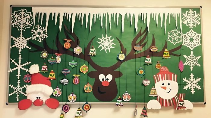 Trang trí bảng Noel với hình ông già Noel, mang đến sự vui tươi cho không gian