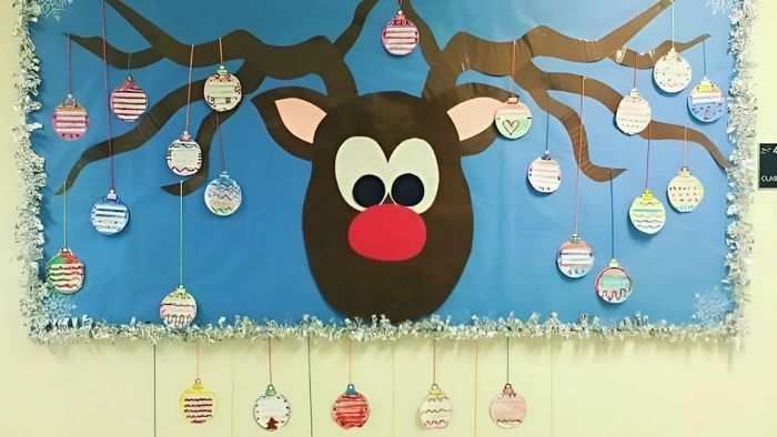 Trang trí bảng Noel với hình dán đơn giản nhưng đầy ấn tượng