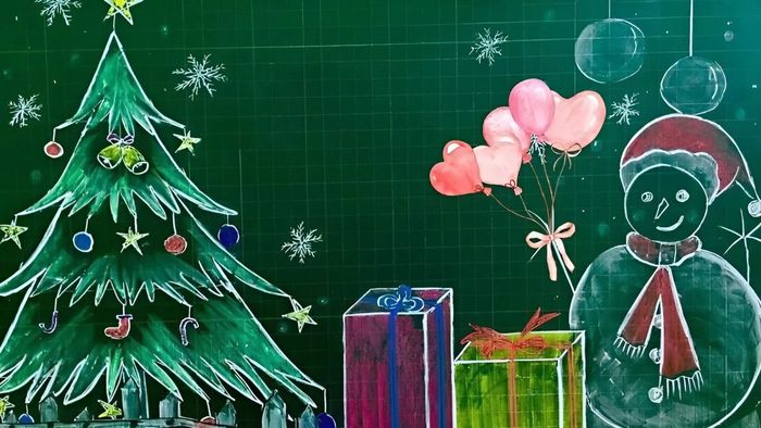 Trang trí bảng Noel với hình cây thông, tạo không khí lễ hội vui tươi