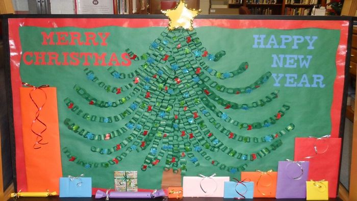 Trang trí bảng Noel với cây thông độc đáo, làm nổi bật không gian mùa lễ