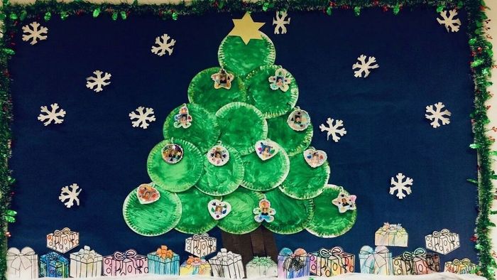 Mẫu trang trí bảng Noel với cây thông dễ thương, đầy màu sắc và vui nhộn