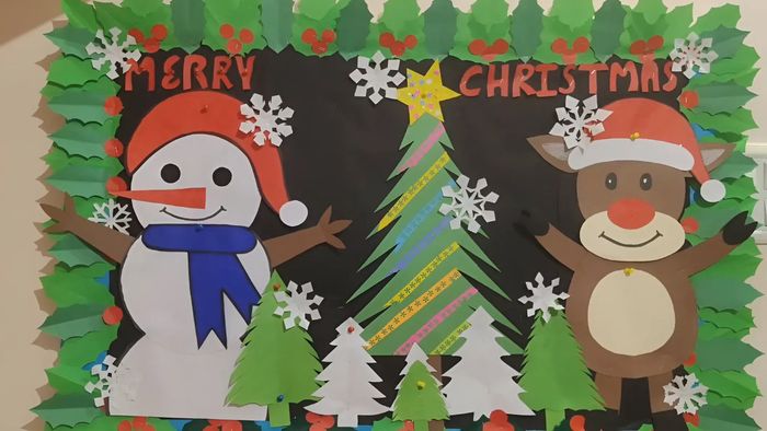 Mẫu trang trí bảng Noel với sự xuất hiện của tuần lộc và cây thông mang lại không khí Giáng sinh thật ấm cúng và vui vẻ.