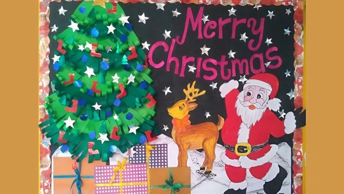 Cùng nhau trang trí bảng Noel, chia sẻ niềm vui và sự nhiệt tình trong mùa lễ hội Giáng sinh.