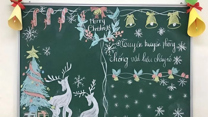 Trang trí bảng Noel với những chi tiết lung linh sẽ tạo ra một không gian Giáng sinh tuyệt vời, mang đến sự ấm áp và vui tươi cho mọi người.