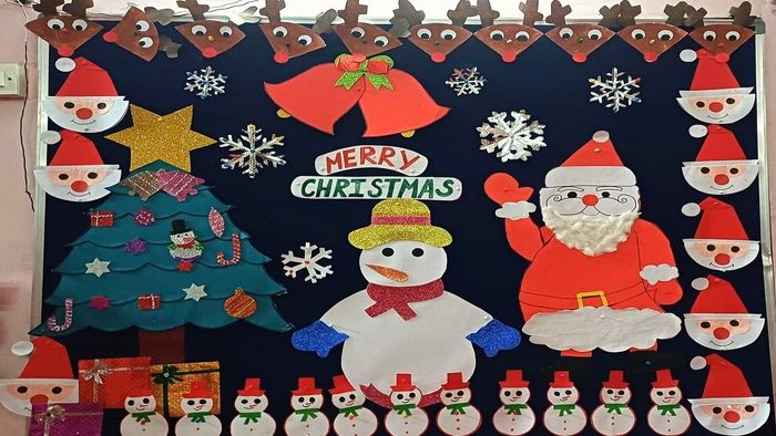 Trang trí bảng Noel với những chi tiết lấp lánh, tạo không gian huyền diệu cho dịp lễ này.