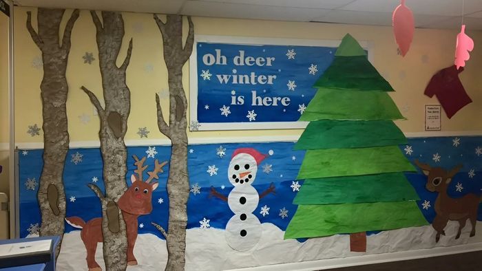 Trang trí bảng Noel với những chi tiết bắt mắt, khiến không gian thêm phần sinh động và hấp dẫn.