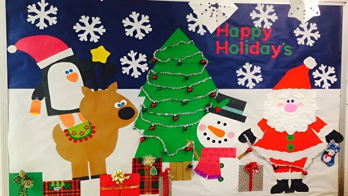 Bảng Noel dễ thương với hình ảnh cây thông và tuần lộc, mang đến vẻ đẹp dịu dàng cho dịp lễ hội.