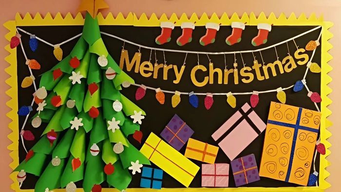 Mẫu trang trí bảng Noel với những chiếc hộp quà xinh xắn sẽ là điểm nhấn không thể thiếu cho không gian Giáng sinh của bạn.