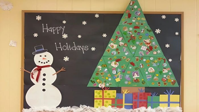 Trang trí bảng Noel với hình ảnh hộp quà tươi sáng, mang đến một mùa lễ thật vui vẻ và rộn ràng.