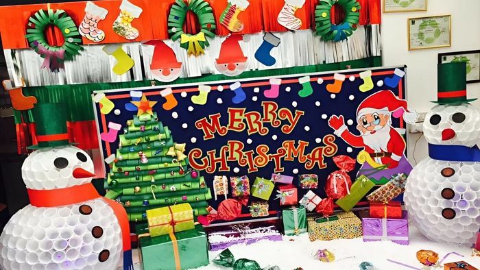 Kết hợp hình ảnh hộp quà với bảng Giáng sinh, tạo nên một không gian rực rỡ và đầy ý nghĩa.